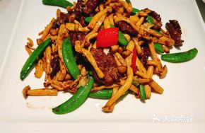 Black Pepper Beef with Enoki Mushrooms