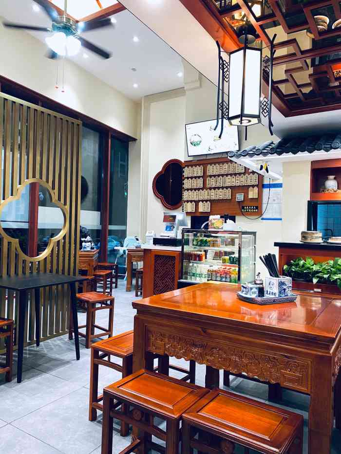 东吴面馆-"展会路过,蛮大一家店面,看看中午人不是特.