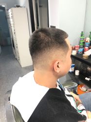 -15C7 男士理发馆 烫染专业店