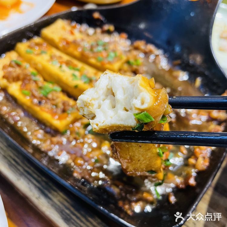 有很多当地人也来这儿吃 啤酒鱼是招牌，都是活鱼现sha