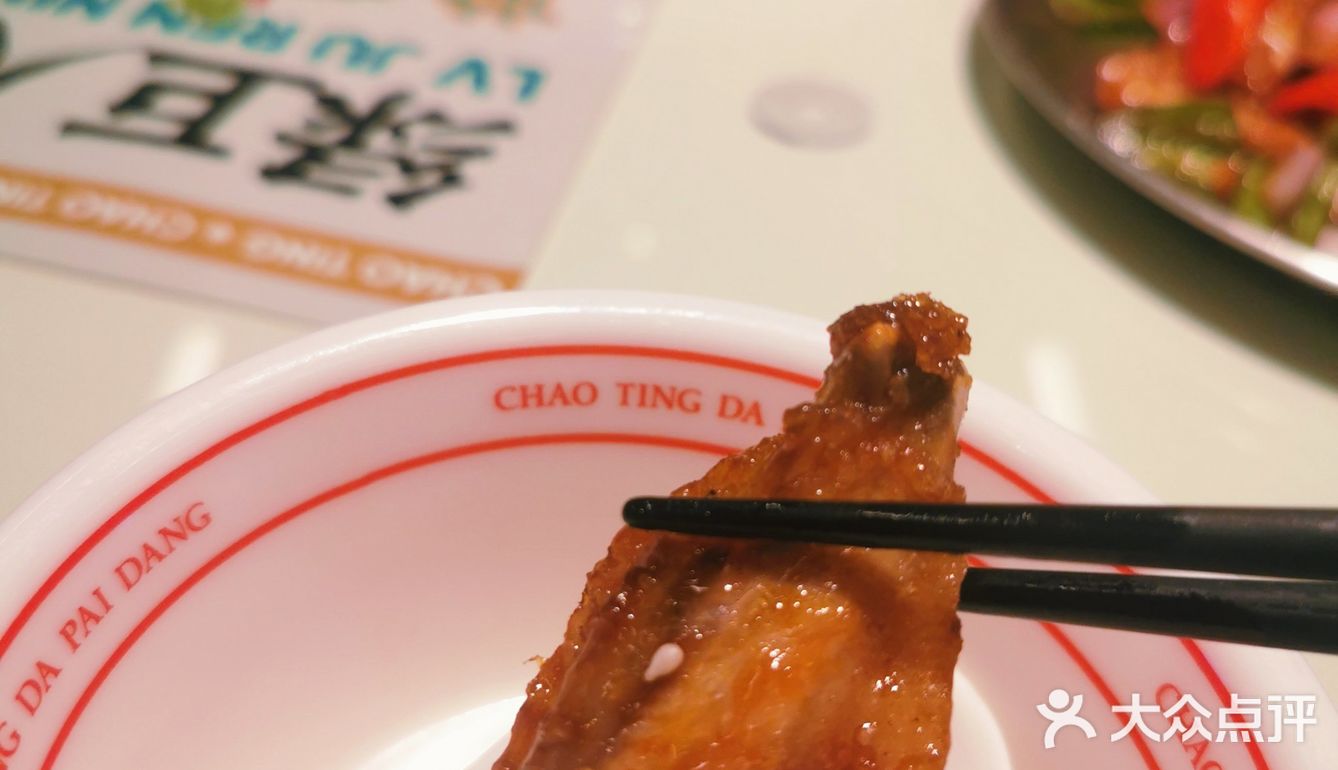 用用瓣开有很多汁流出来，一口下去外脆肉滑够汁够味