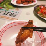 用用瓣开有很多汁流出来，一口下去外脆肉滑够汁够味