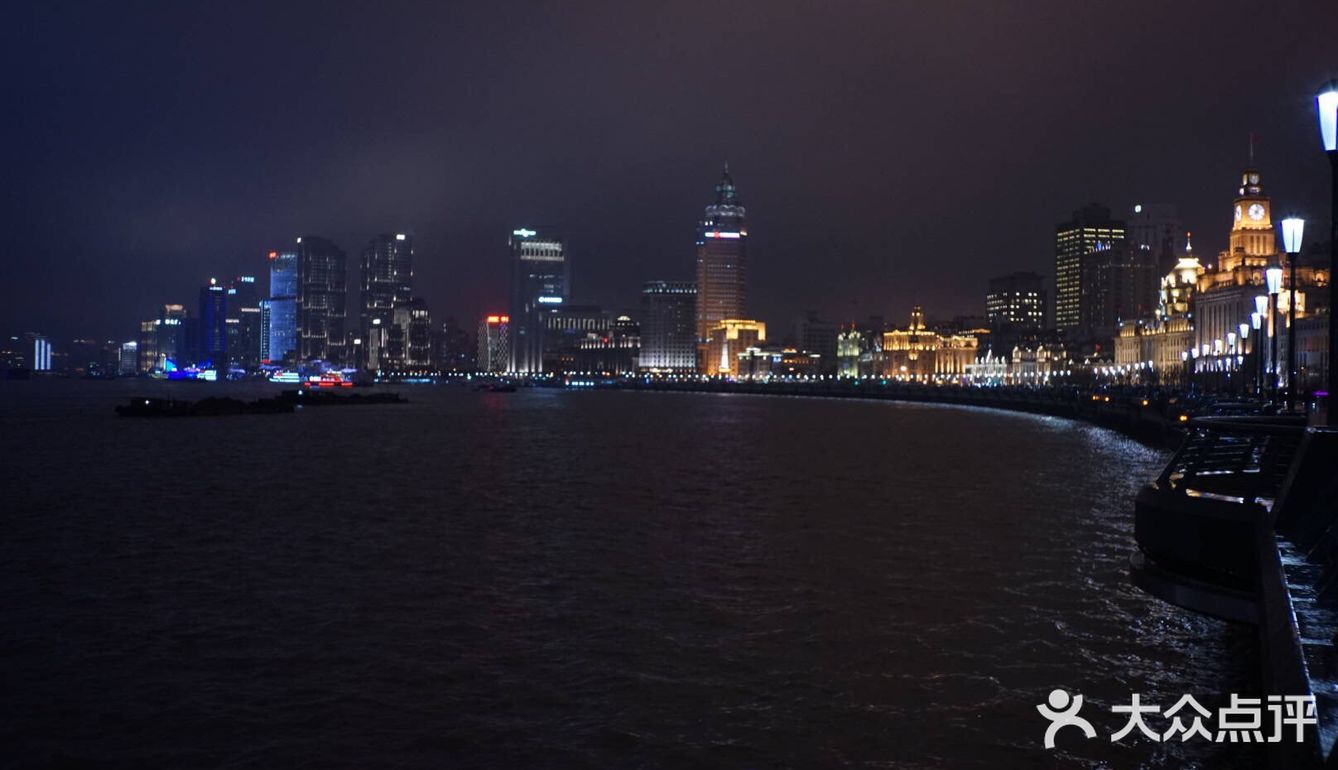 夜晚的时候它也是热闹非凡  深夜也有寂静