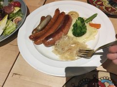 德国香肠拼盘配土豆泥和酸椰菜-LENBACH兰巴赫西餐啤酒坊(大连东港店)