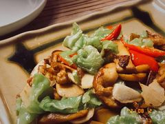皱皮椒炒牛肝菌-缘生态云南菜·野生菌庭院餐厅(华侨城店)