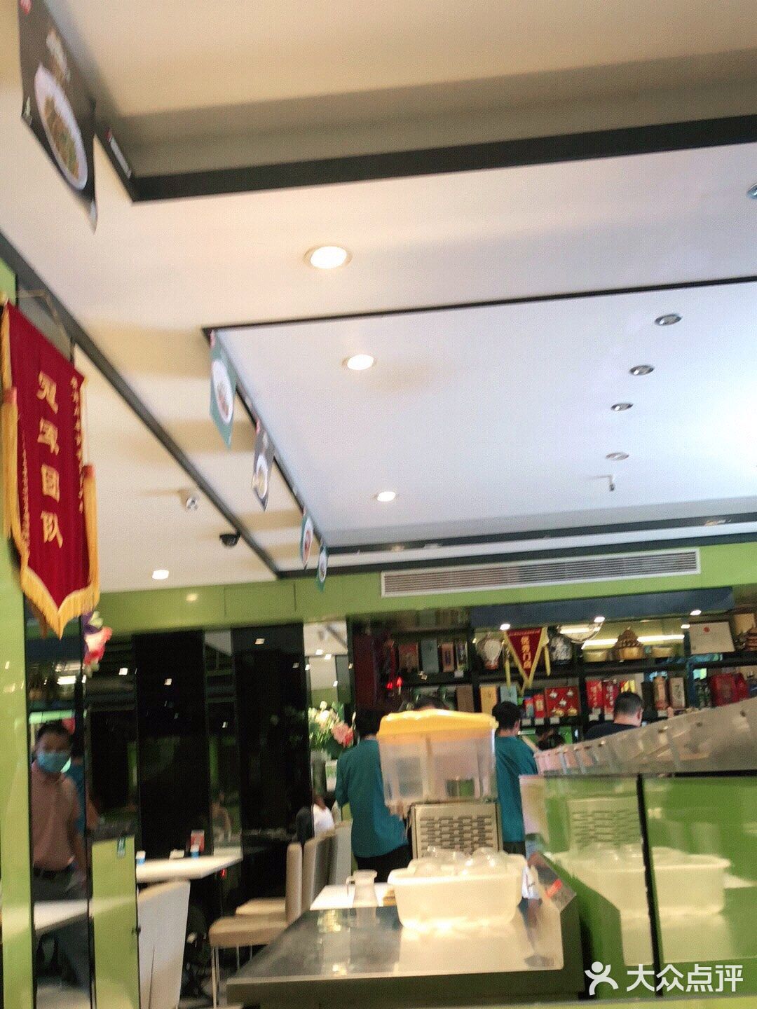 我们就选了这家新式蜀菜,一进门有菜品照片跟卡片