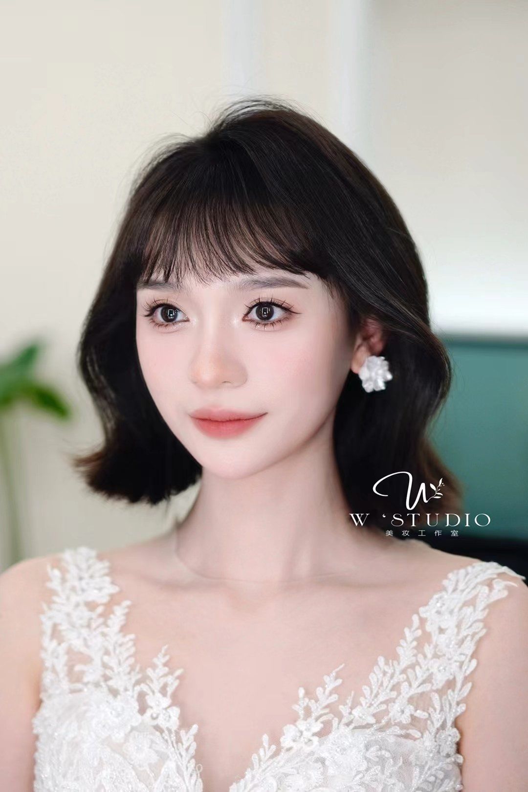 清新自然的短发新娘发型短发不仅凸显了新娘的时尚气息更展现出干练