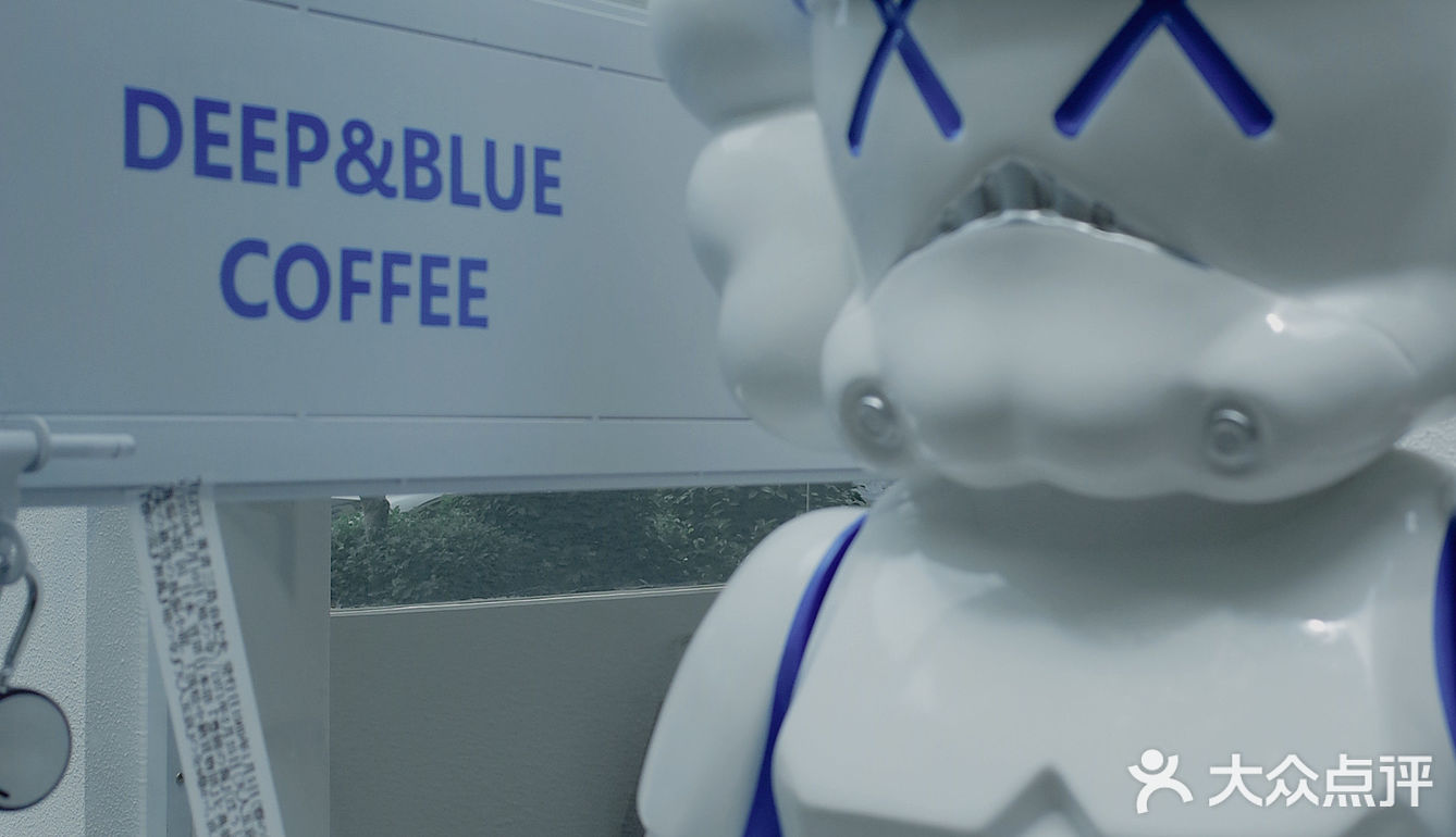 新的故事会在夏日的咖啡中开始