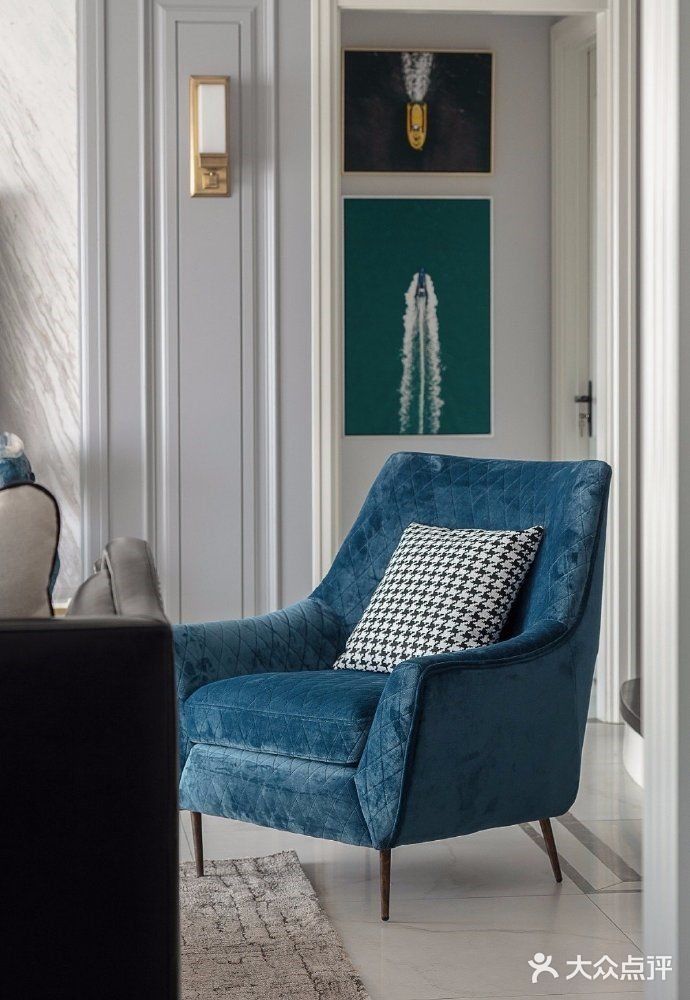 柔和色调的冰川灰色作为墙面的背景，没有那么冷峻的感觉