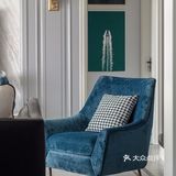 柔和色调的冰川灰色作为墙面的背景，没有那么冷峻的感觉