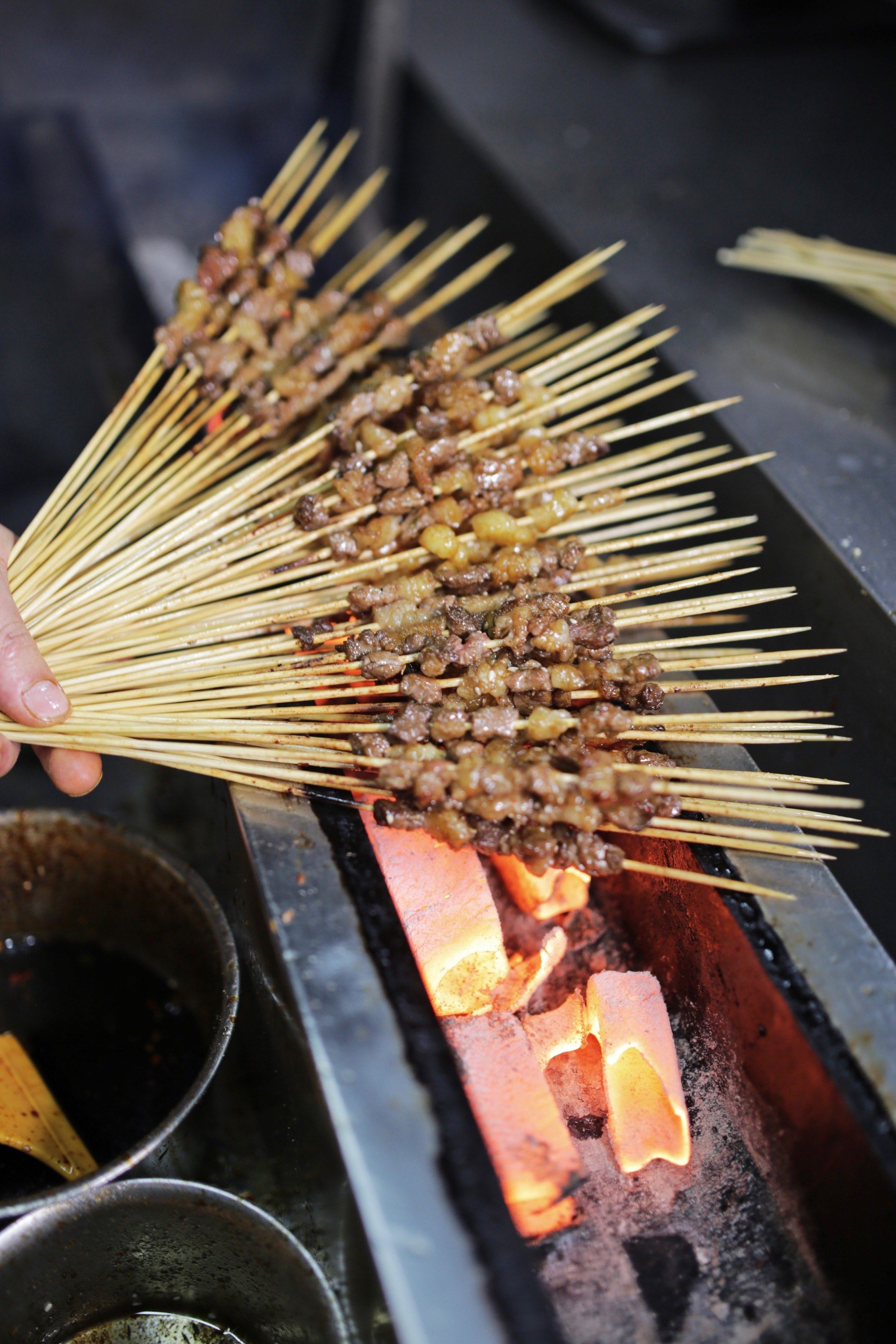 这个人不爱吃羊肉串其实
普通烧烤店的牛肉串也觉得平平无奇
但是