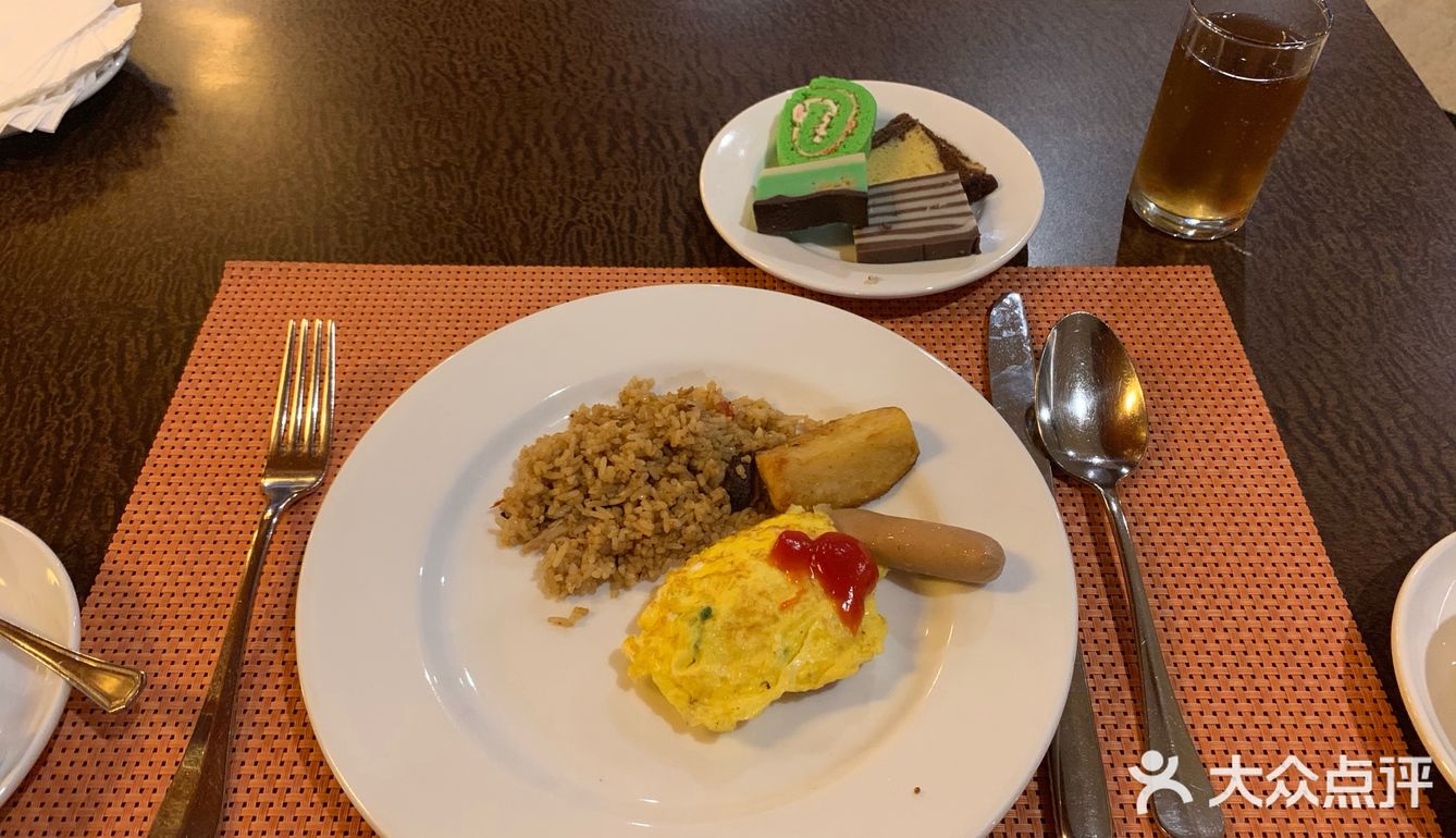 Hotel，环境不错，装修很好，房间干净，窗外景色不错