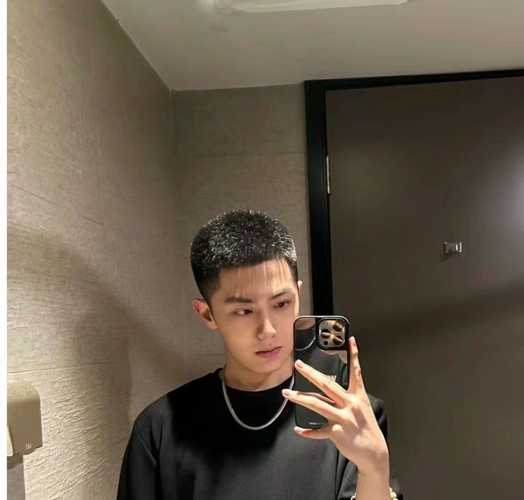 利落的寸头让男生更加帅气有型#男士发型 #寸头