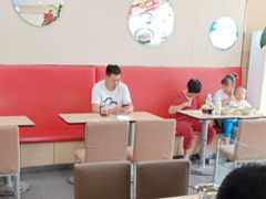 大堂-李先生牛肉面大王(营口大润发店)