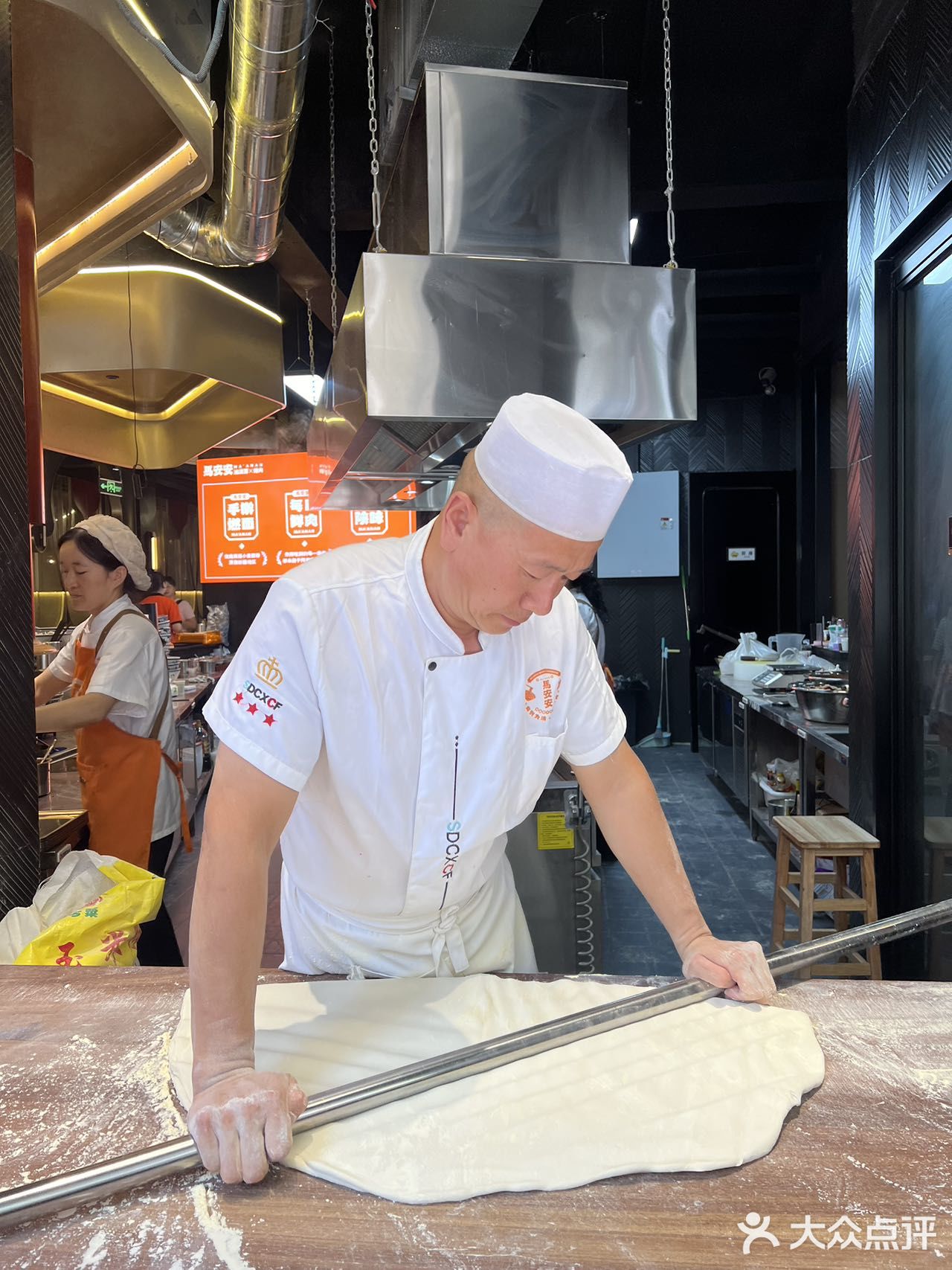 西安回民街这家面馆有点能行了!