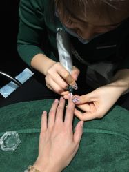 美甲师Lisa在认真帮我清理指甲-悦指间美甲美睫