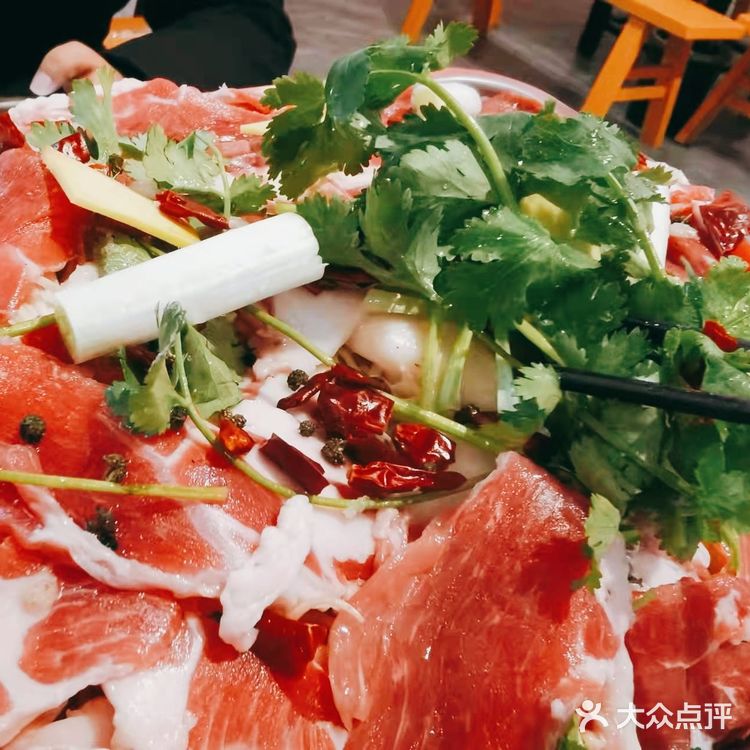 冬天吃羊肉了，这家重庆首家木炭鲜羊肉值得一试。