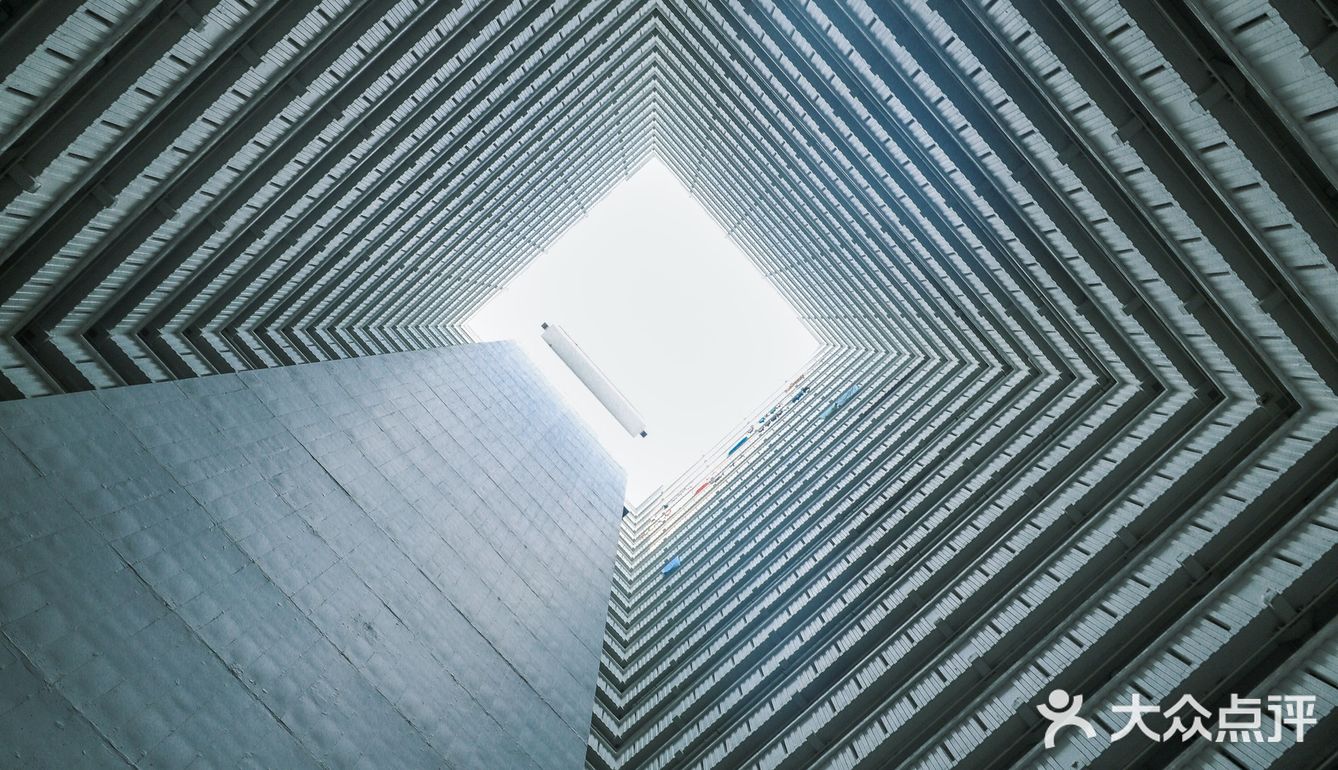 是香港社会发展的一个时代见证，四四方方的造型是它的特点