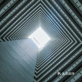 是香港社会发展的一个时代见证，四四方方的造型是它的特点
