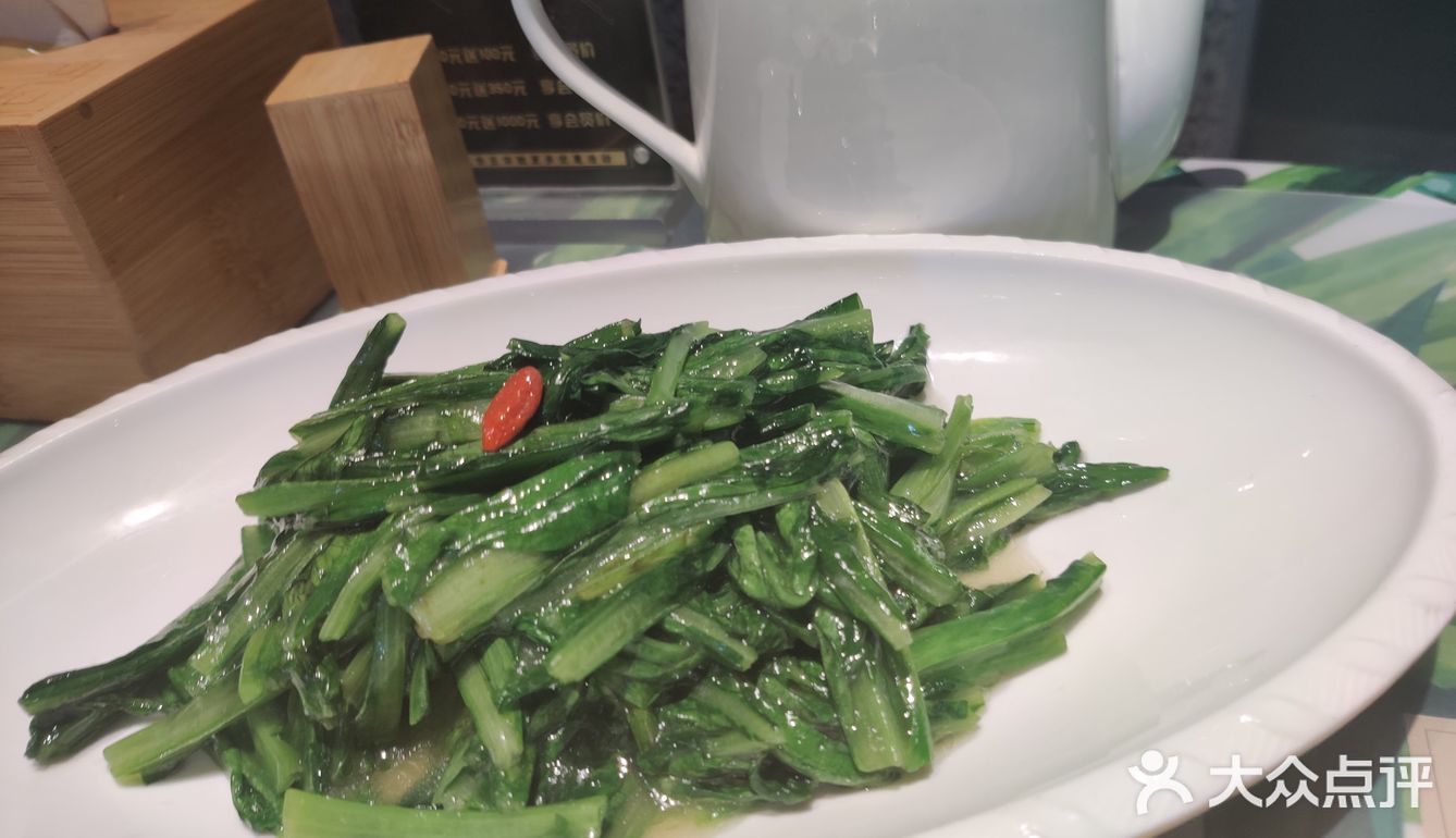 门口停车位充足，有两层。河虾比较新鲜，壳硬