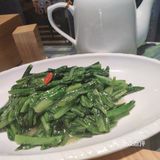 门口停车位充足，有两层。河虾比较新鲜，壳硬