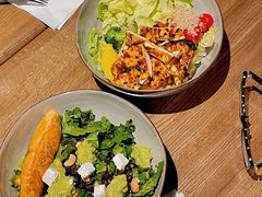 煎三文鱼牛油果色拉-Wagas沃歌斯(大学路店)