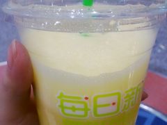 雪梨鲜橙汁-每日新鲜水果吧(南京东路店)