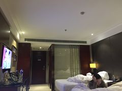 -武汉光谷广场杨家湾地铁站怡程酒店