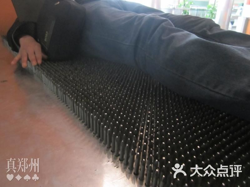 钉床,躺上去很舒服的说                 荔枝橄榄           真郑州