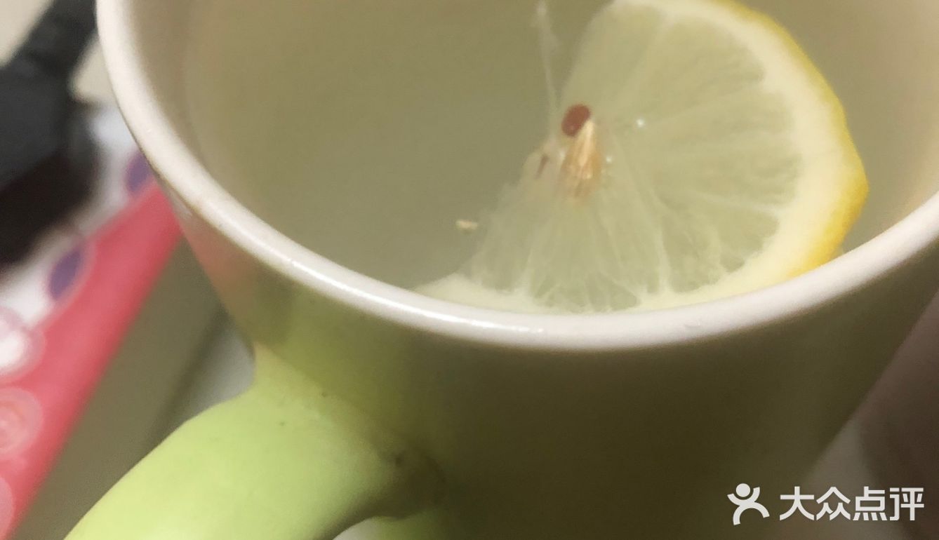 做了一个柠檬水，一开始我放多了柠檬，吃起来太酸了