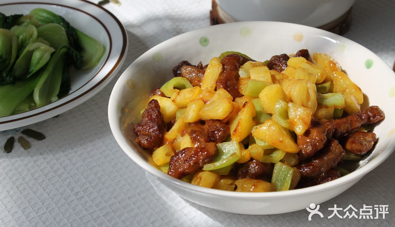 先把里脊肉裹上淀粉鸡蛋在锅里炸一下