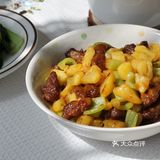 先把里脊肉裹上淀粉鸡蛋在锅里炸一下