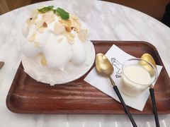 榴莲肉加榴莲冰淇淋-丹礼糖甜品