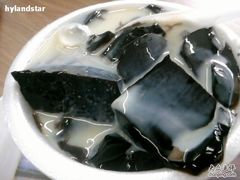 龟苓膏,加炼奶后-百花传统甜品店(原址店)