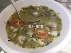 酸汤乌鱼-兔行天下-鸿鹤鲜锅兔(中海国际店)