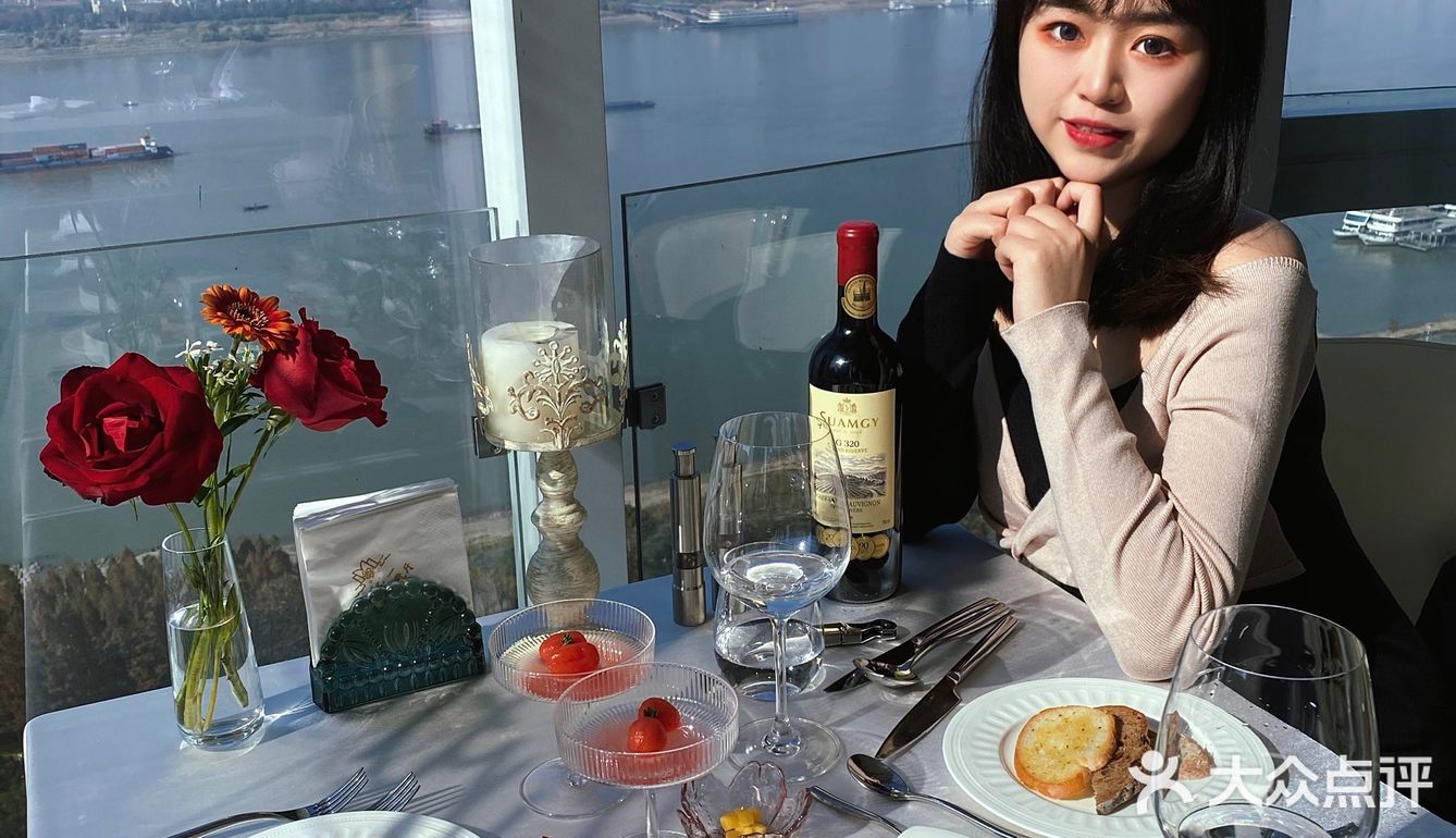 武汉这家江景法式餐厅太适合过生日了吧🍾 