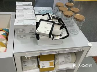 这里的商品给人耳目一新的感觉，不论是店内的装修还是店