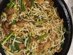 笨豆芽炒粉-闯关东东北农家菜(崂山石老人店)