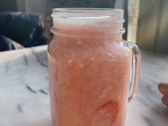 鲜榨菠萝草莓果汁-The Rug Cafe(王府中环店)