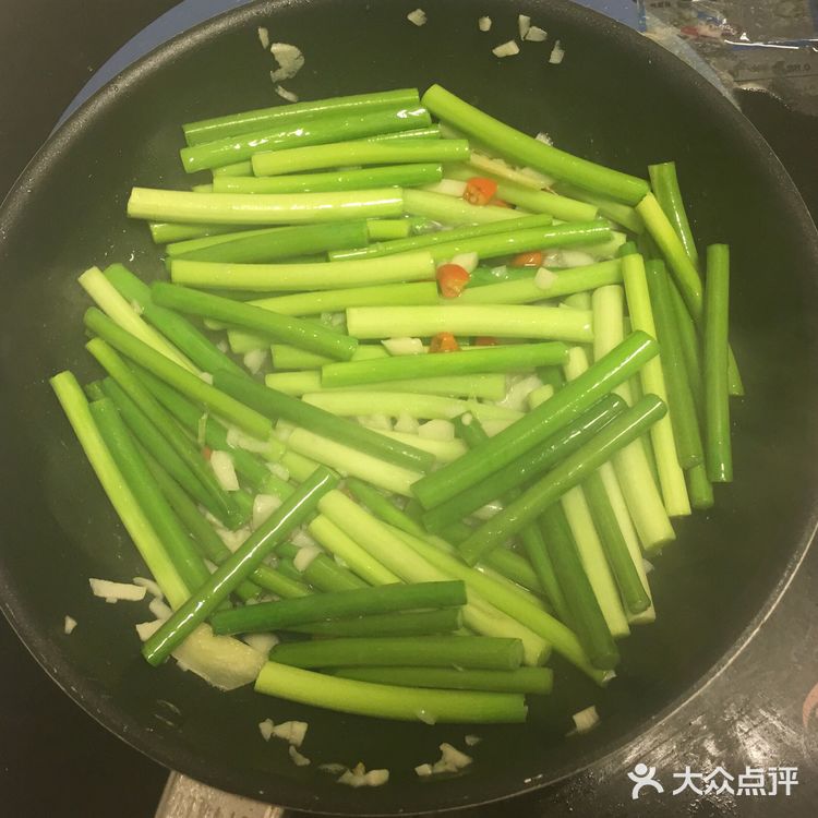 简单粗暴原始做法之清炒蒜苔   