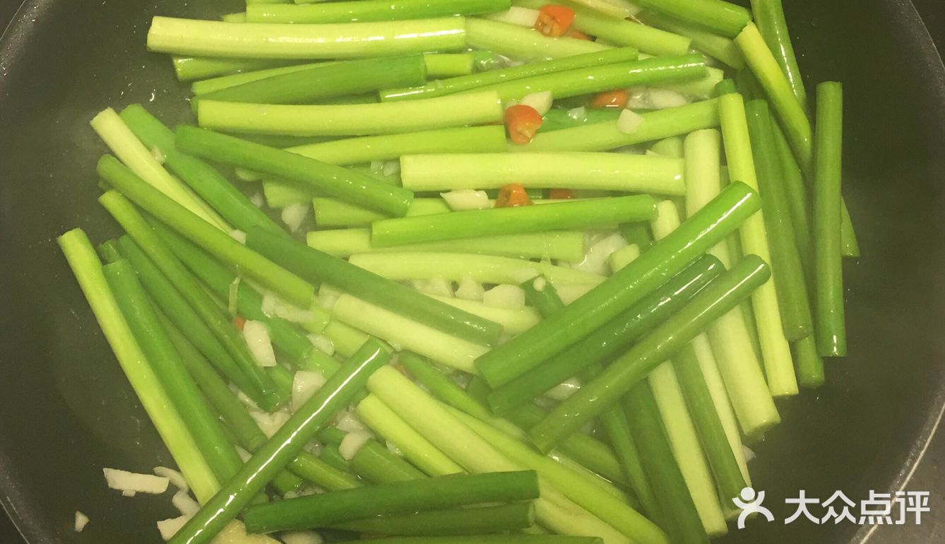 简单粗暴原始做法之清炒蒜苔   