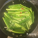 简单粗暴原始做法之清炒蒜苔   