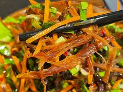 酸辣干巴-阿山卓·野生菌火锅·纳西火塘烤肉