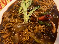 海鲜炸酱面-富乐满韩国正宗炸鸡韩国料理(虹泉路店)