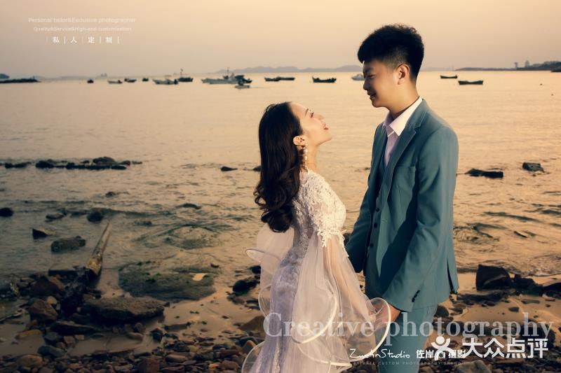 给大家分享一组旅拍风格的婚纱照客片
