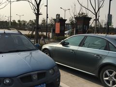 -奕欧来上海购物村停车场
