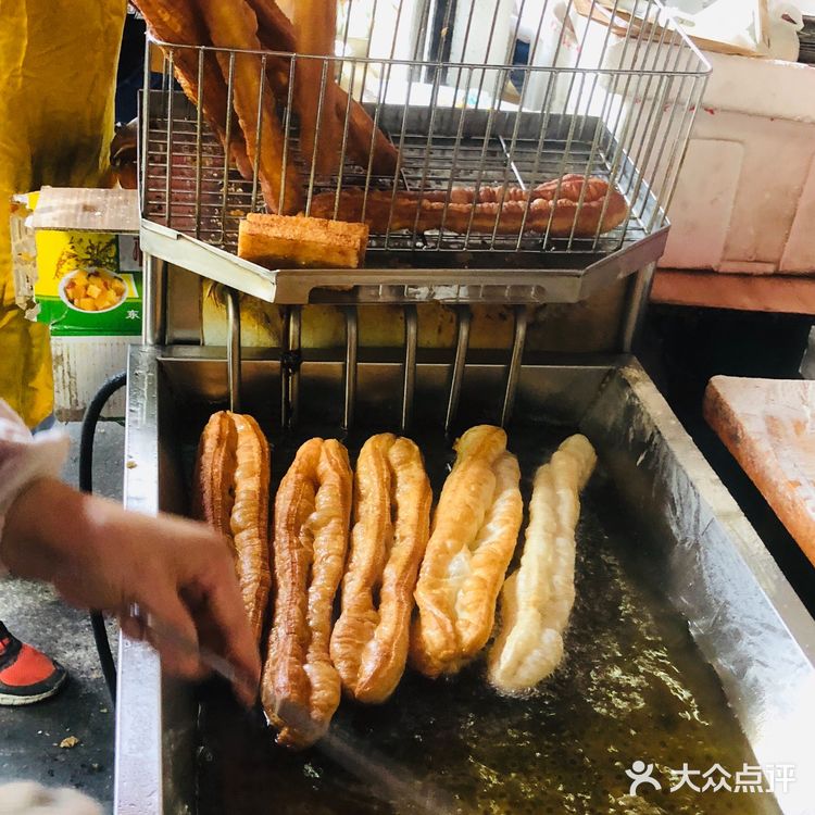 大饼油条老虎脚爪馒头图片