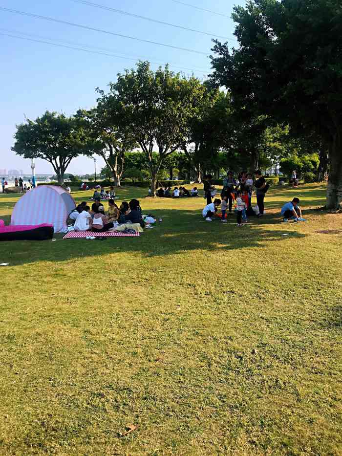 和穗湿地公园-"跟风去野餐,位置离朋友家很近,很大的草坪.
