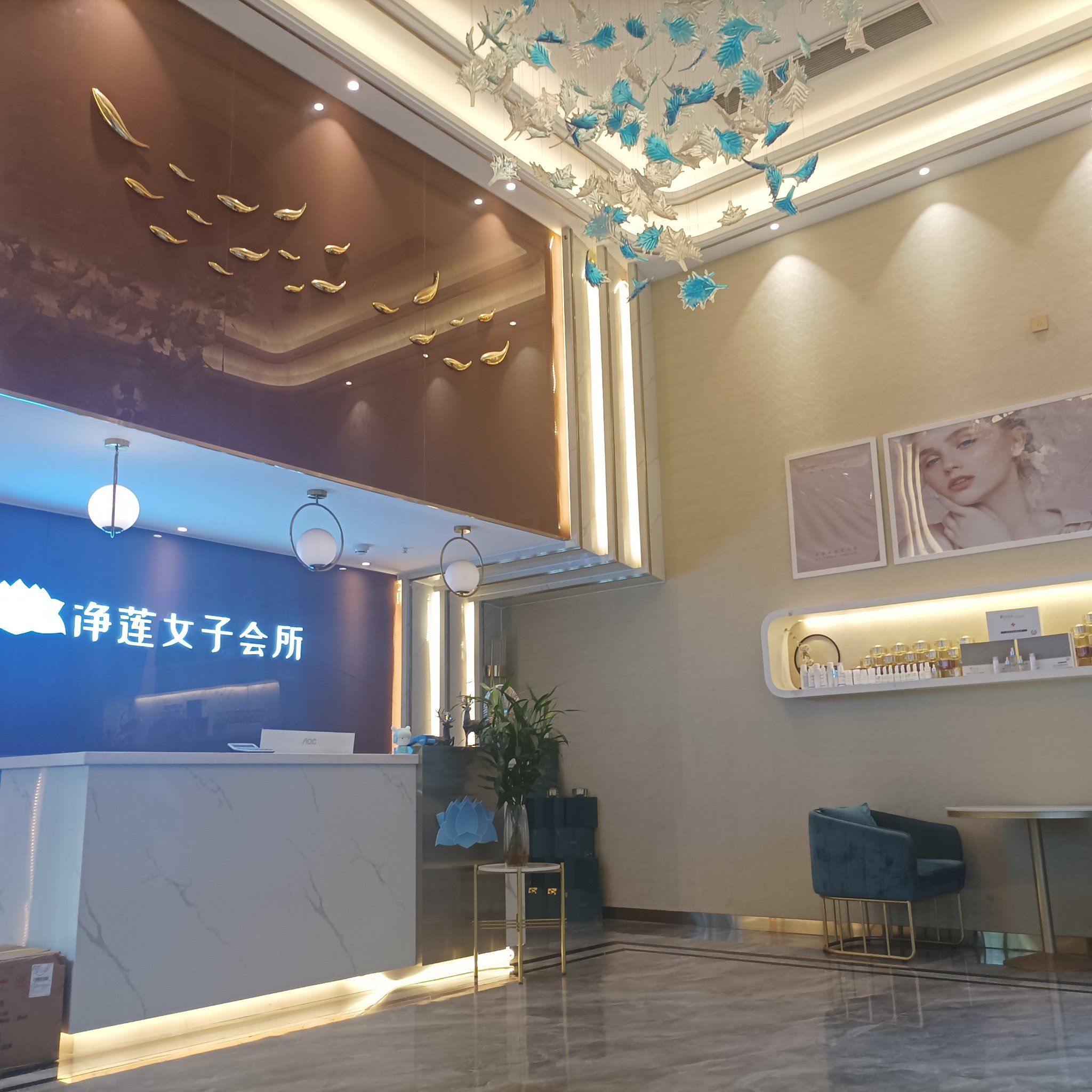 我来到了净莲女子会所.这是一家充满优雅与神秘气息的地方