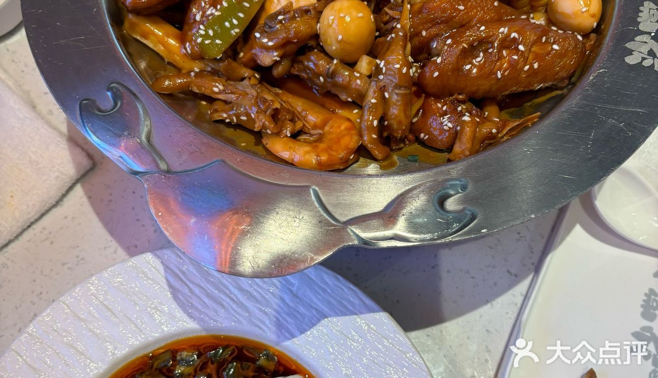 都能轻松享受这一份鸡爪煲 店内装修风格独特